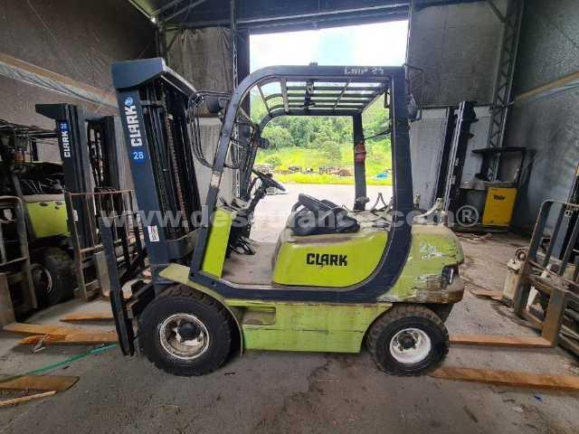 01/21054 - 02 EMPILHADEIRAS GLP M/CLARK MODS. CMP25 E C25L, 2,5 TONS