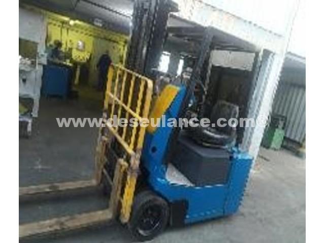 12/25158 - EMPILHADEIRA M/CLARK MOD. TW25, ANO 85, COMBUSTÍVEL ELÉTRICA