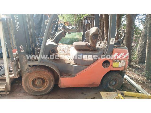 11/26016 - EMPILHADEIRA A GÁS M/TOYOTA MOD. 8FGU25, CAP.. 2,5T, ANO 10 