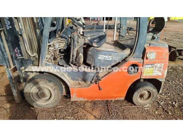 12/26016 - EMPILHADEIRA A GÁS M/TOYOTA MOD. 8FG25B, CAPAC. 2T, ANO 17